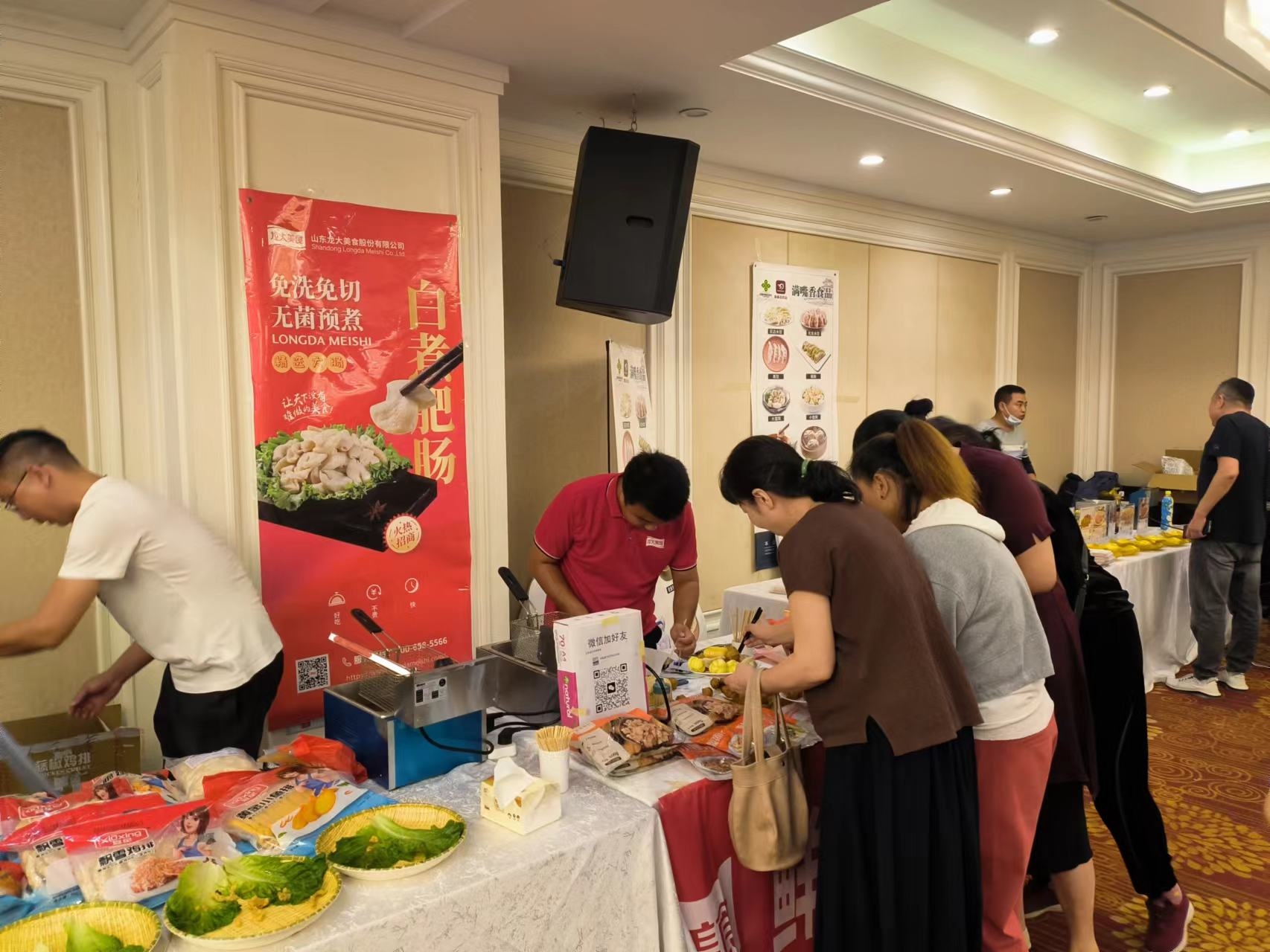 多彩网美食新品推介会吸引行业客户关注，优质产品赢得客户喜欢
